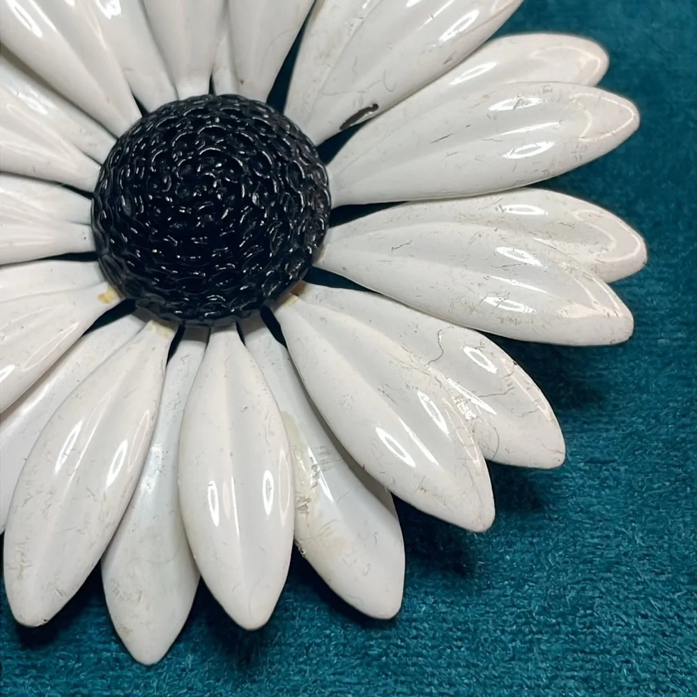 Vintage Enamel White Daisy Flower Brooch - Picture 3 of 7